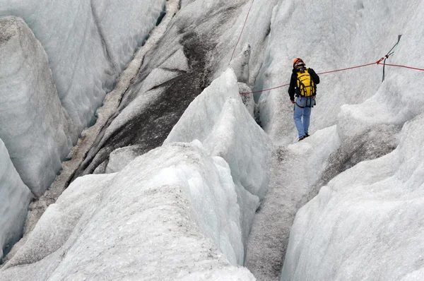 Adam bir glaicer iner 