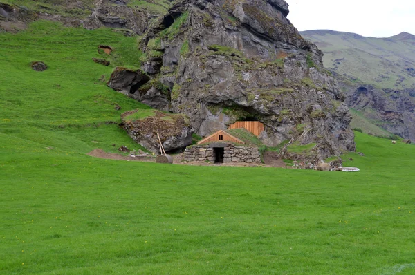 Caverna com telhado gable — Fotografia de Stock