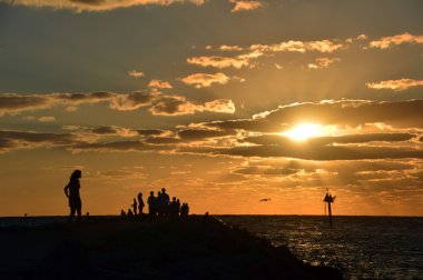 O gün batımında tek başına ayakta