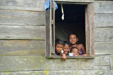 Nicaraguan children in window clipart