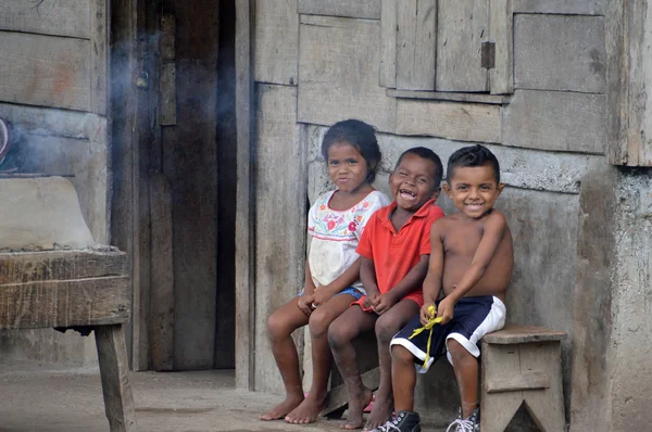 Çocuklar eğleniyor.