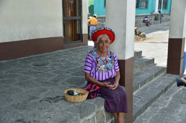 Geleneksel yaşlı Guatemala kadın