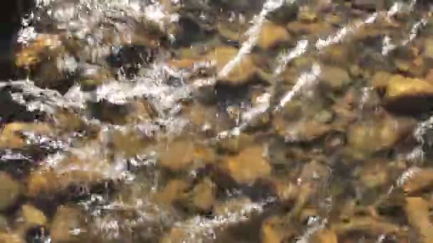 Su akar taş — Stok video