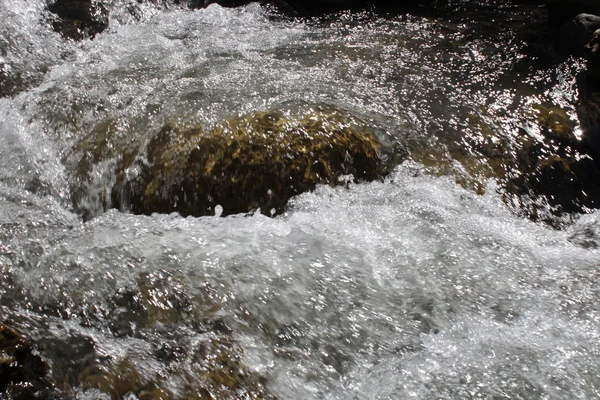 Stroomversnellingen op berg rivier — Stockfoto