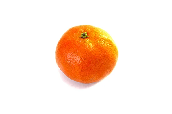 Naranja amarillo solitario sobre fondo blanco — Foto de Stock