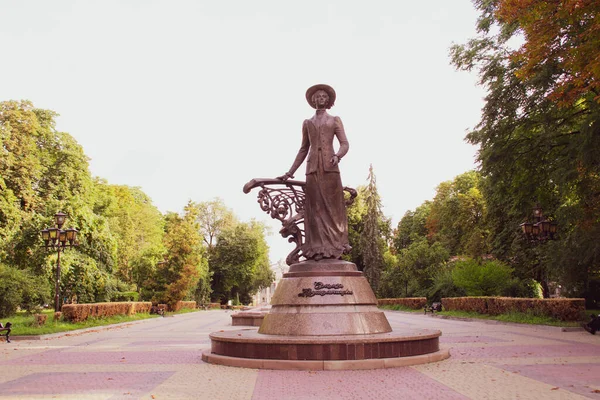 Monumento al artista de ópera Solomiya Krushelnytska —  Fotos de Stock