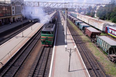 Tren istasyondan ayrılıyor.