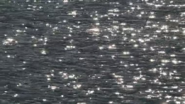 Güneşte parıldayan dalgalar