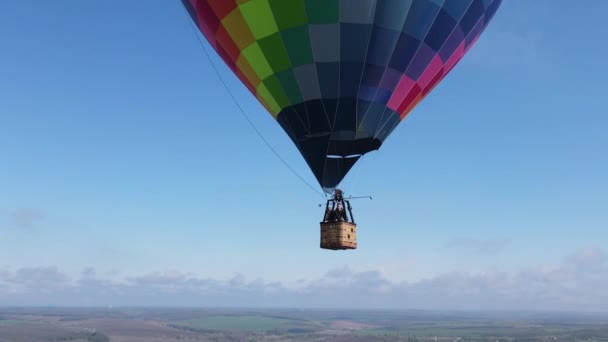 Globo Aire Caliente Que Desciende Las Nubes — Vídeo de stock