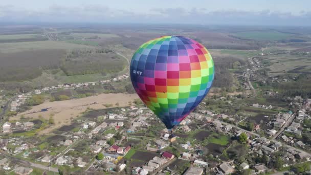 Horkovzdušný Balón Letí Nad Valki — Stock video