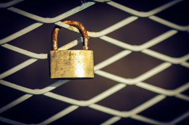 Köprüde altın kilit