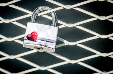 Köprü korkuluk üzerine kilitle