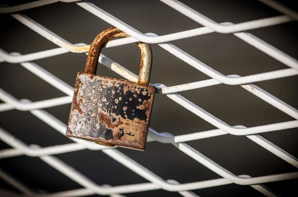 Bloqueo oxidado en el puente — Foto de Stock