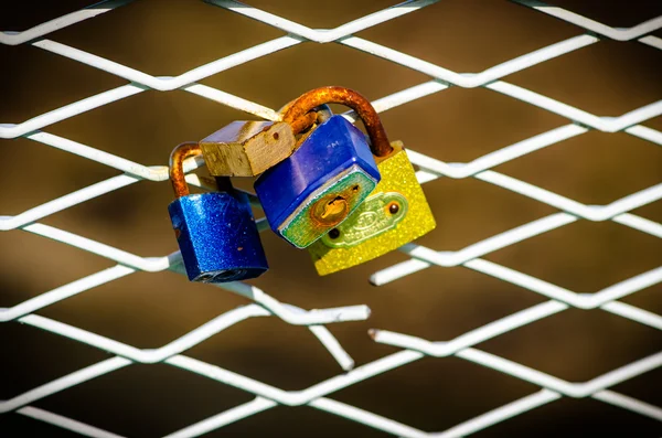 Bunte Schlösser auf Brücke — Stockfoto