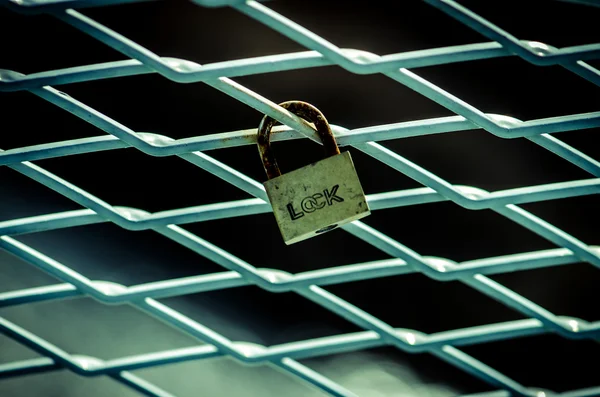 Fechar-se de fechadura de ouro na ponte — Fotografia de Stock