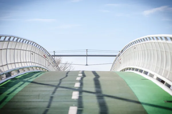 Дорога через мост — стоковое фото
