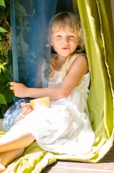 Vackra barn med färgglada gardin — Stockfoto
