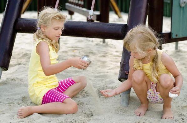 Barn som leker på lekplatsen — Stockfoto