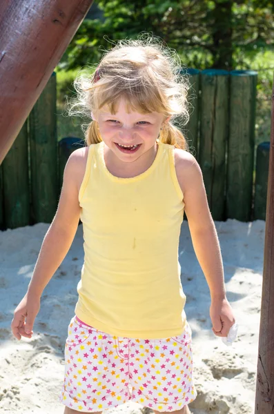 Loira rindo menina — Fotografia de Stock