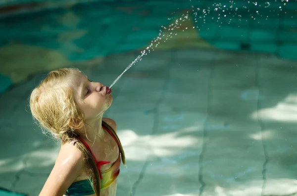 Criança na piscina — Fotografia de Stock