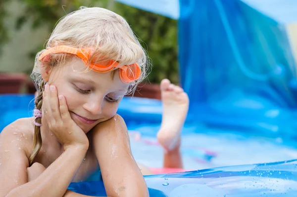 Criança na piscina — Fotografia de Stock