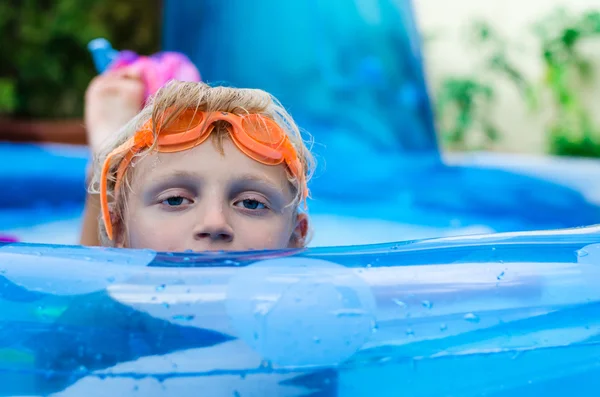 Nadar en la piscina inflable —  Fotos de Stock