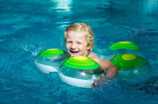 수영 하는 웃는 아이 — 스톡 사진