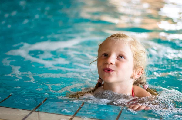 Kid i poolen — Stockfoto