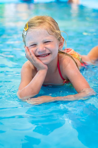 Criança feliz na água — Fotografia de Stock