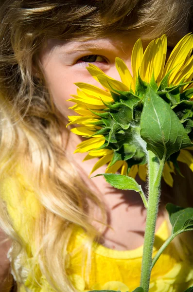 Kind und Blume — Stockfoto