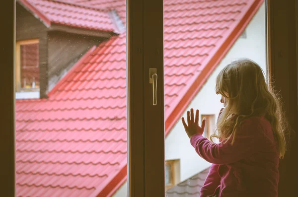 Niño mirando por la ventana — Foto de Stock