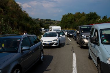 konvoyu bekleyen arabaya