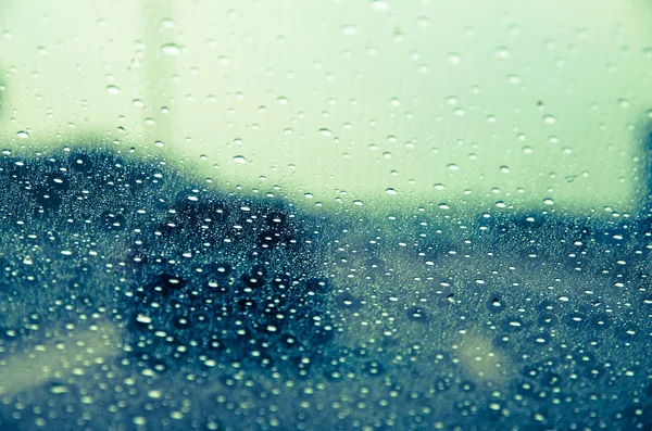 Okno deszczowy behing samochodu — Zdjęcie stockowe