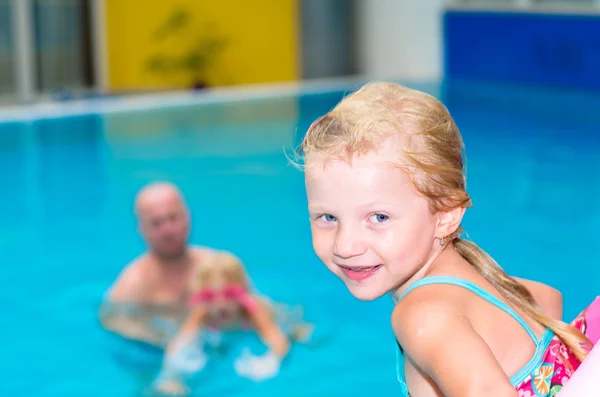 Barnen i poolen — Stockfoto