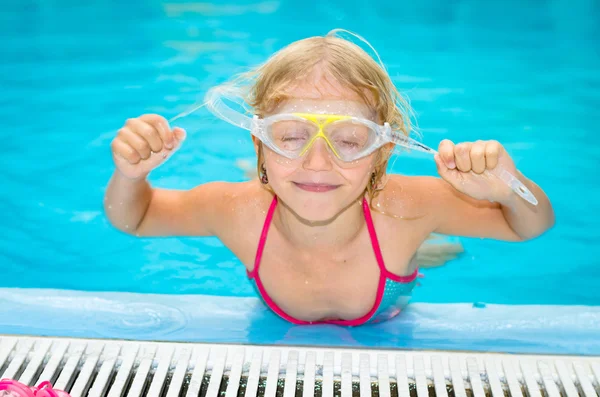 Barn i poolen — Stockfoto