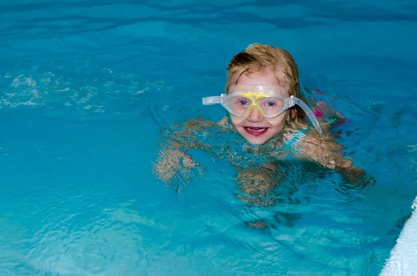 Nadar en la piscina —  Fotos de Stock