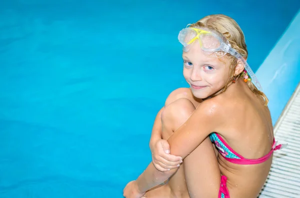 Encantadora chica sonriente en la piscina —  Fotos de Stock