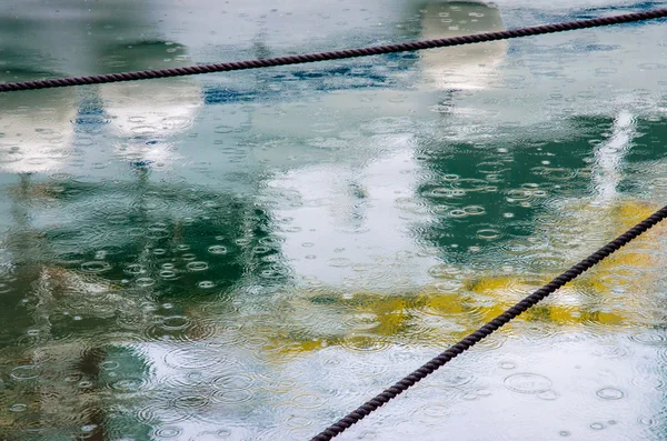 Капли дождя в воде — стоковое фото