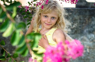 mutlu doğal sarışın çocuk gülümseyen