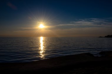 Denizin üzerinde gün batımı