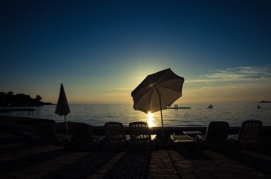 öğleden sonra sahilde deniz üzerinde günbatımı