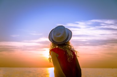 çocuk ve ufuk gün batımı