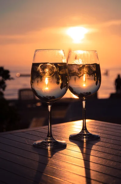 Pôr do sol vermelho no bar da praia — Fotografia de Stock