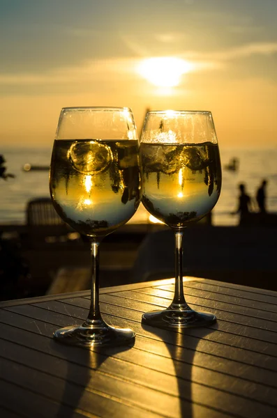 Dois copos de vinho e pôr do sol — Fotografia de Stock