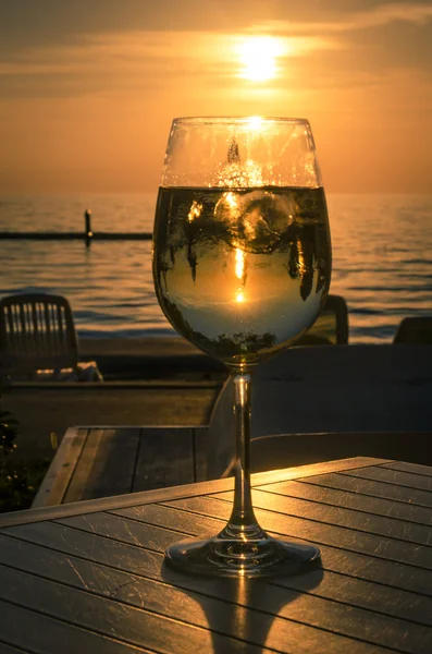 Copo de vinho e pôr do sol à beira-mar — Fotografia de Stock
