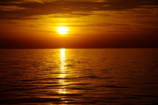 Turuncu doğal gün batımı ve deniz ufuk — Stok fotoğraf