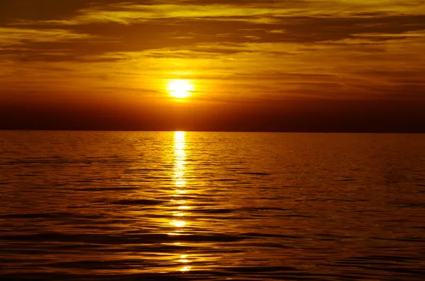 Orangefarbener Sonnenuntergang und Meereshorizont — Stockfoto