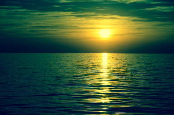 Malerischer grüner Sonnenuntergang und Meereshorizont — Stockfoto