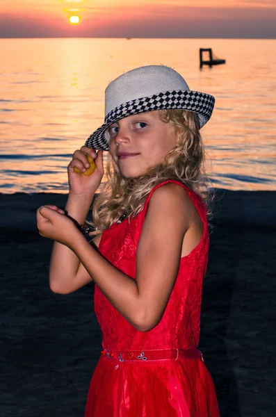 Linda criança loira em chapéu na praia — Fotografia de Stock