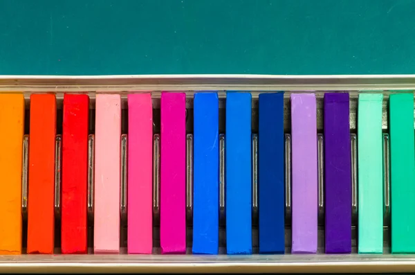 Kleurrijke krijtjes in een rij — Stockfoto
